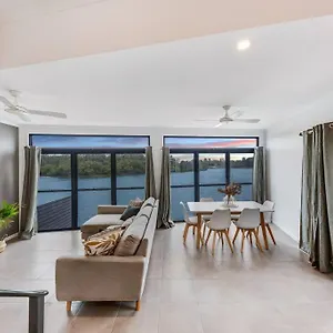 Waterfront 3 Bedroom Holiday home Mountain Creek